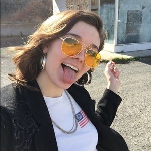 Meet your Posher, Pilar